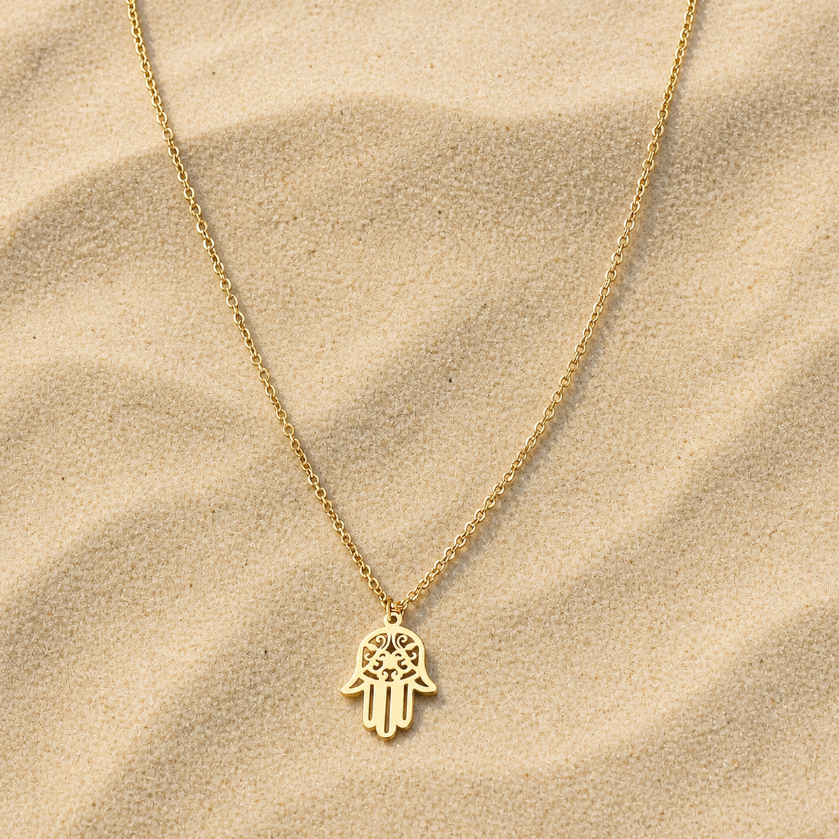 Filigrane Fatima Hand Halskette Gold on light sand
