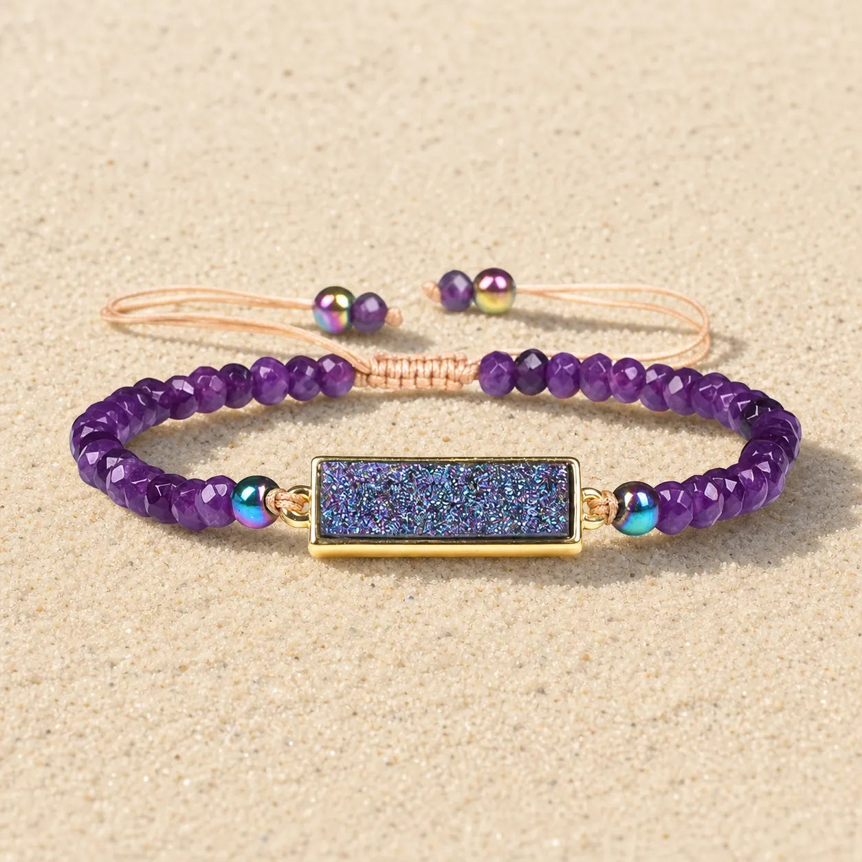 Amethyst Armband Facettiert Gold Bar Verstellbar on light sand