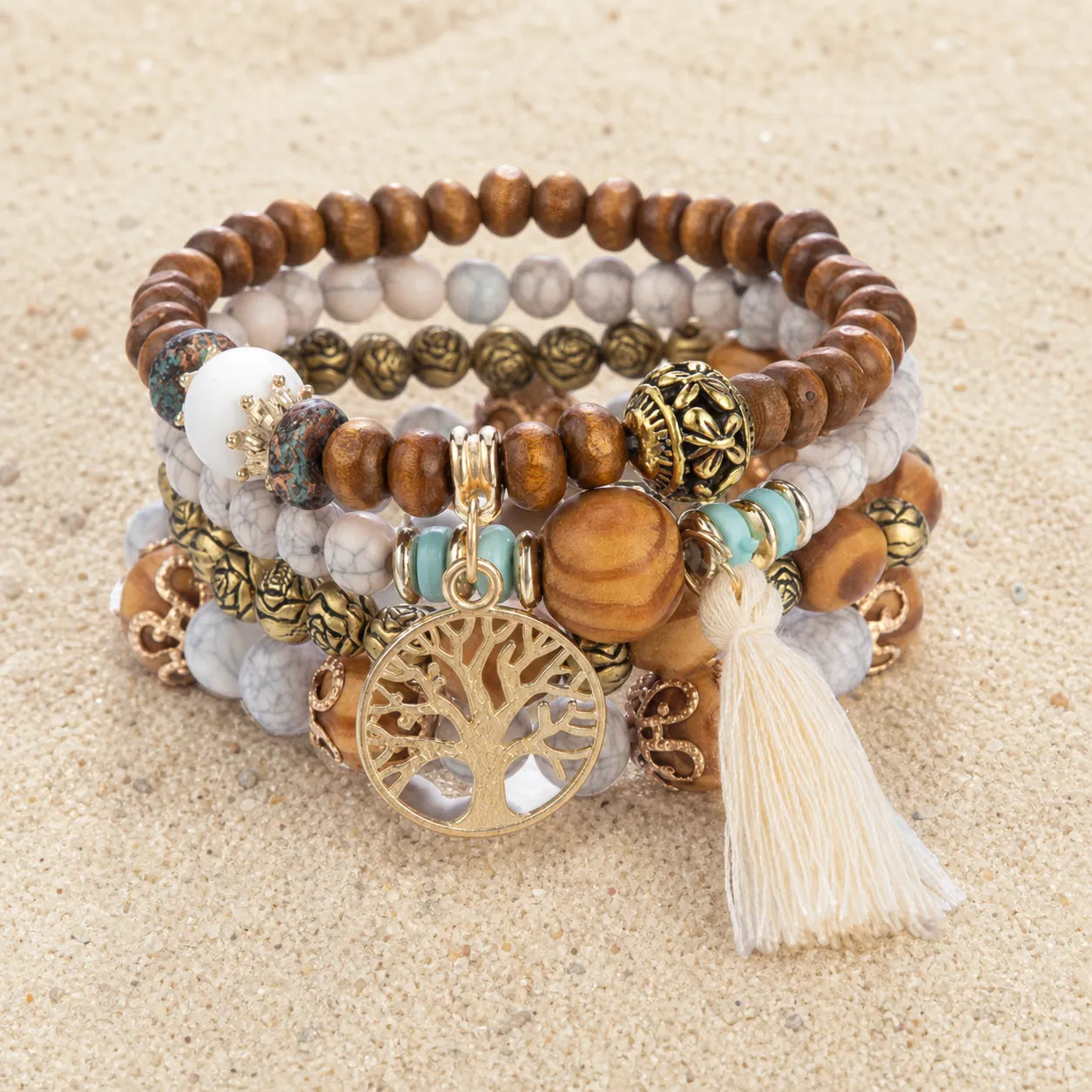 Baum des Lebens Armband auf hellem Sand