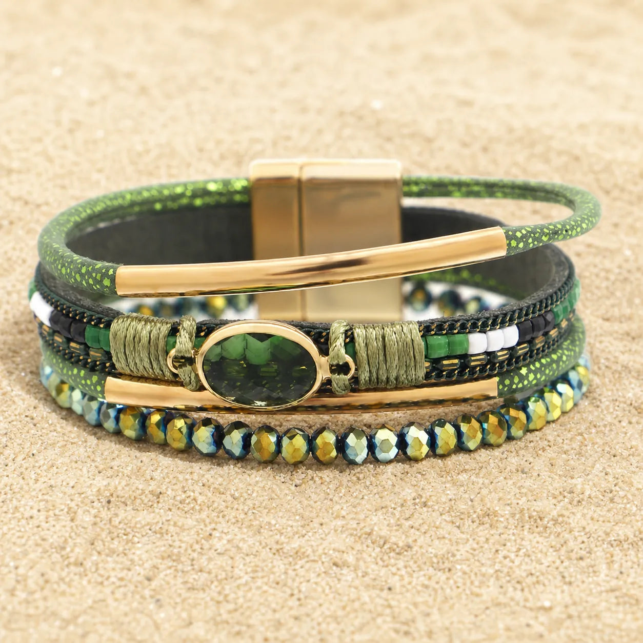 Böhmisches Armband mit Magnetverschluss on light sand