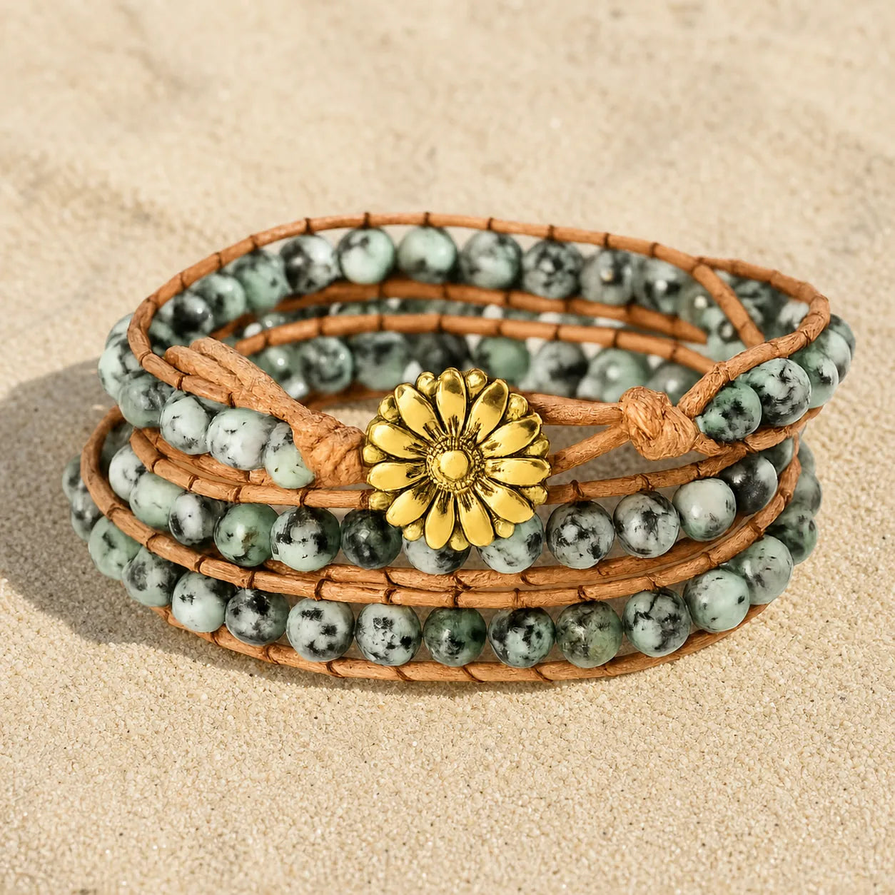 Boho Lederarmband mit Natursteinperlen auf hellem Sand