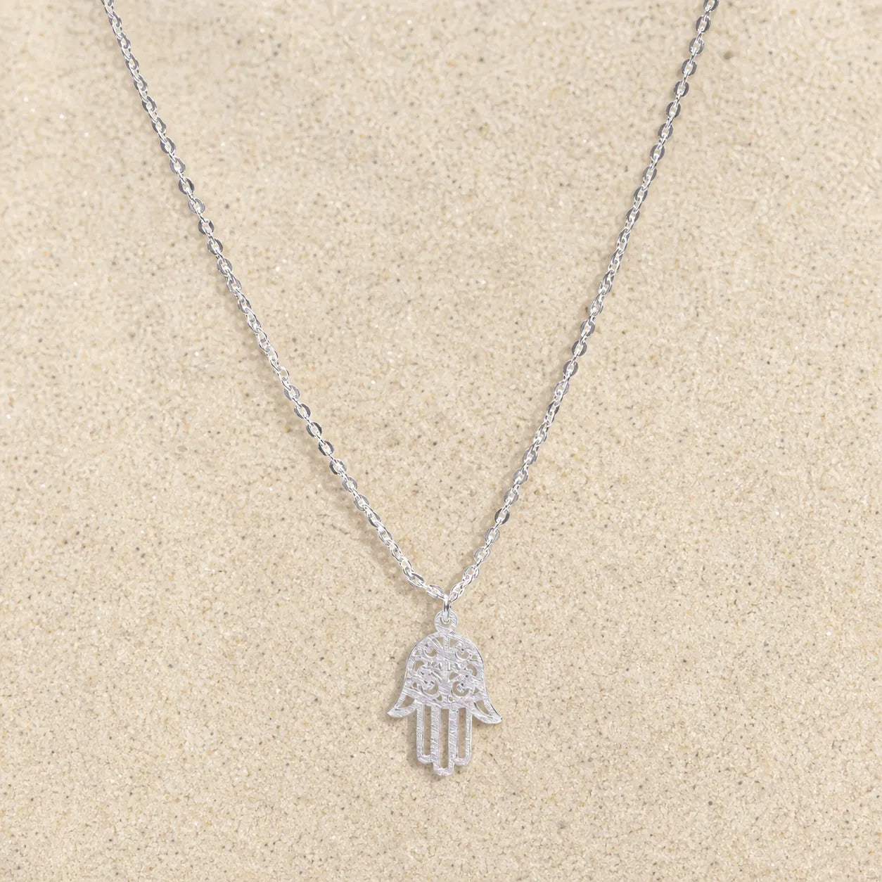 Fatimas Hand Kette Silber auf hellem Sand