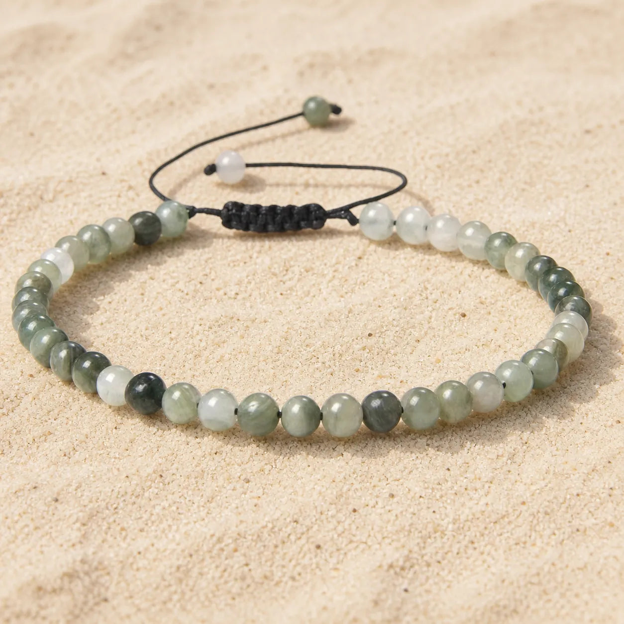 Grass Stone Boho Armband – Verstellbar, Handgemacht auf hellem Sand