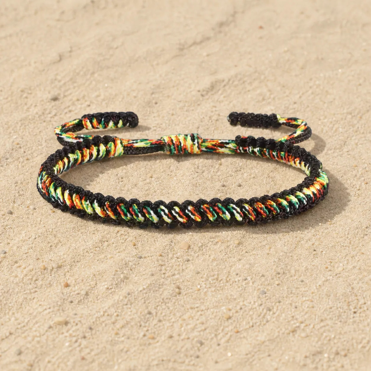 Tibetisches geflochtenes Armband on light sand