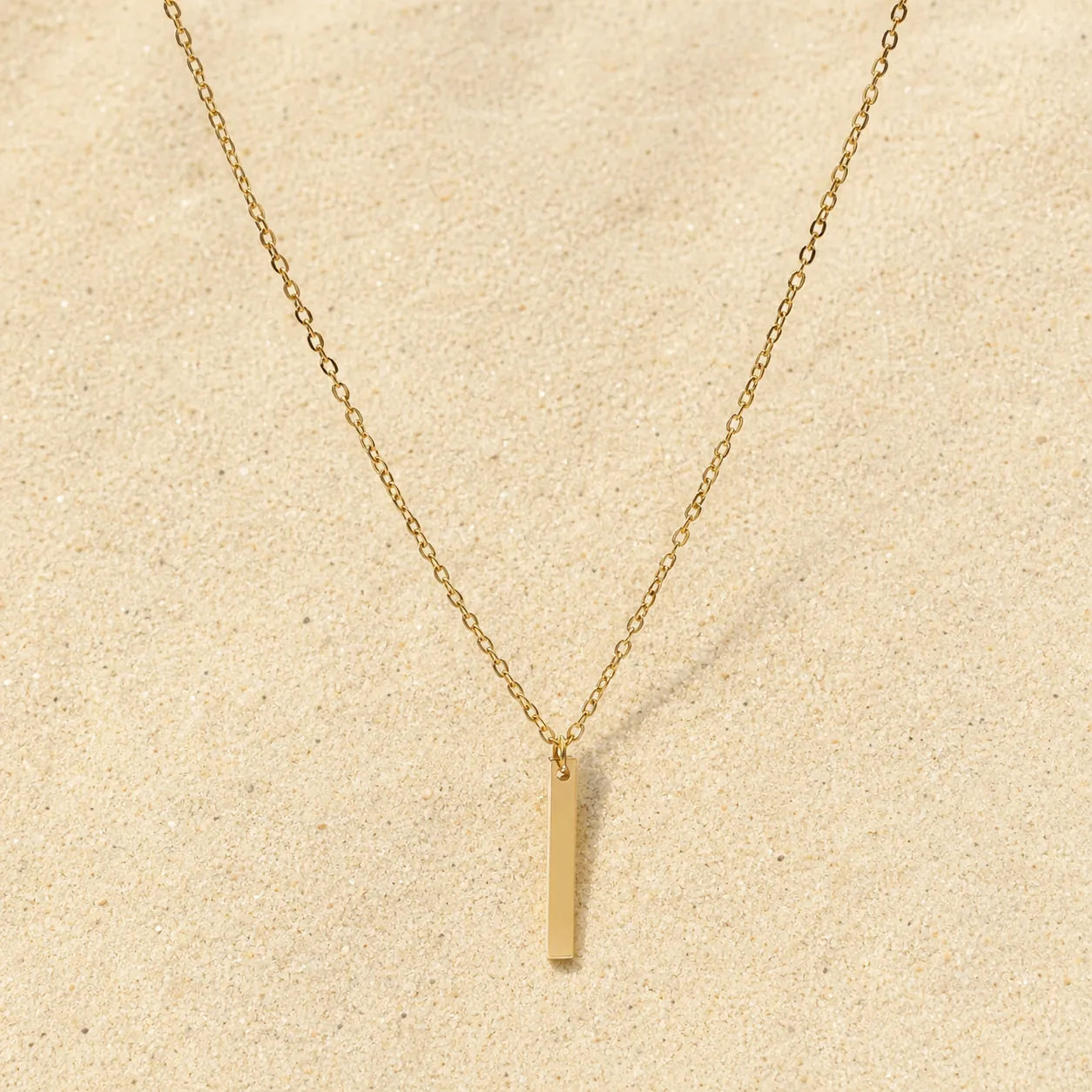 Chopstick Chain Gold on light sand