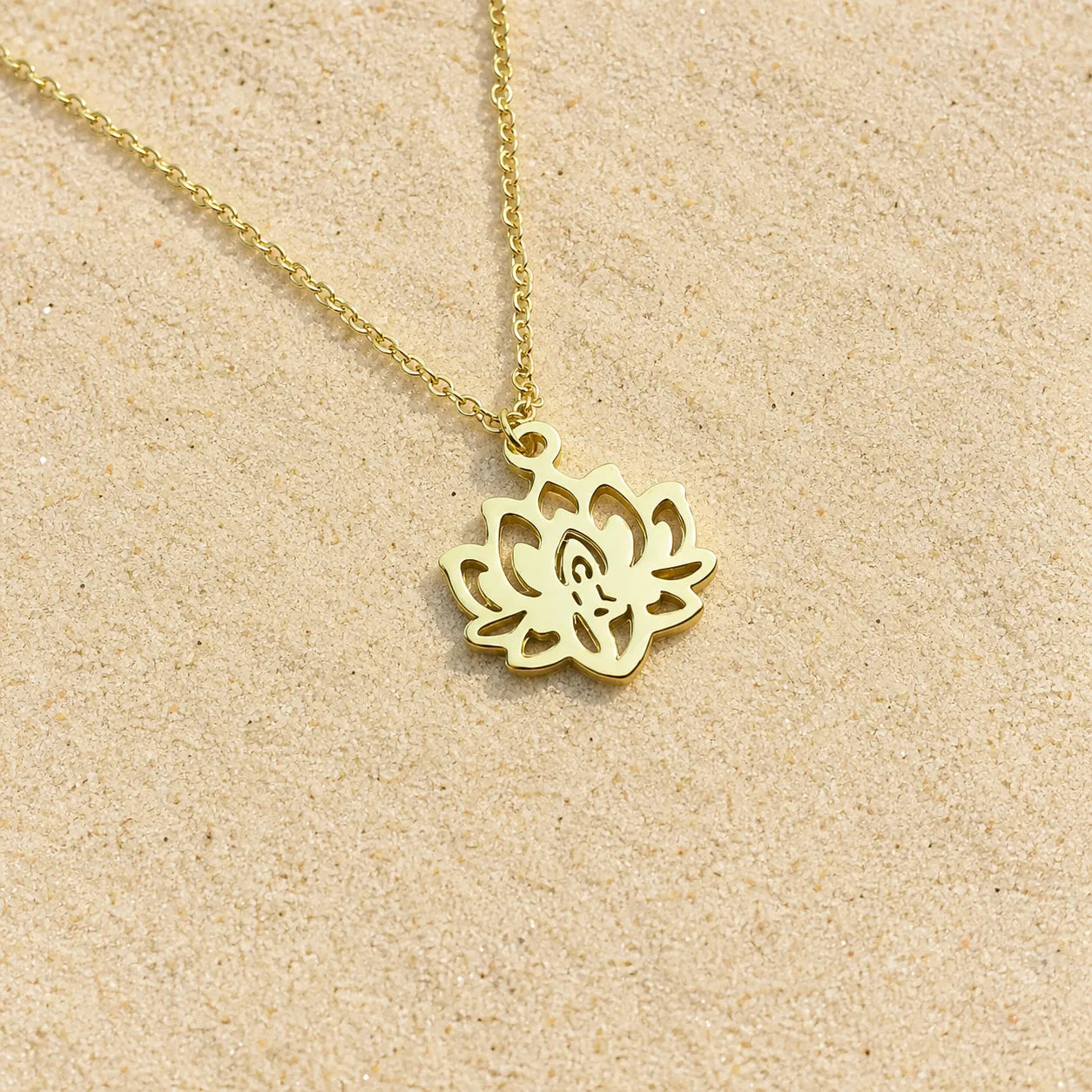 Lotusblüten Kette Gold – Spiritueller Blume Anhänger on light sand