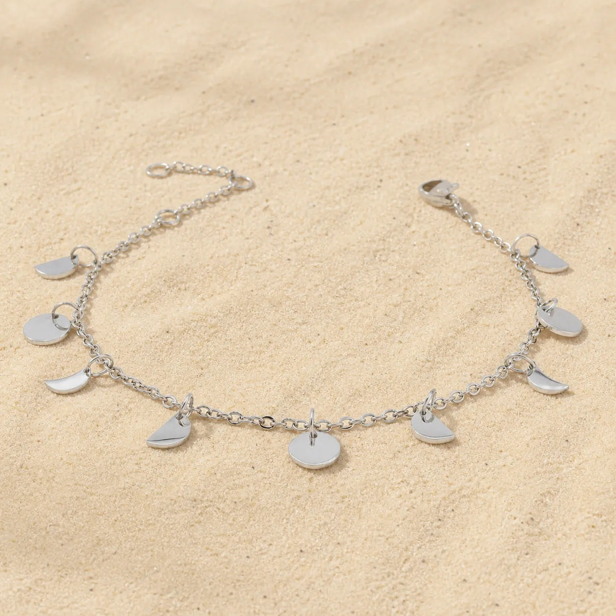 Mond Armband auf hellem Sand