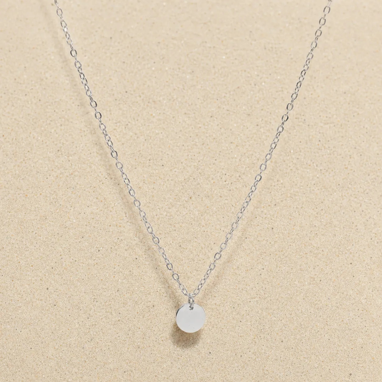Plate chain silver on light sand