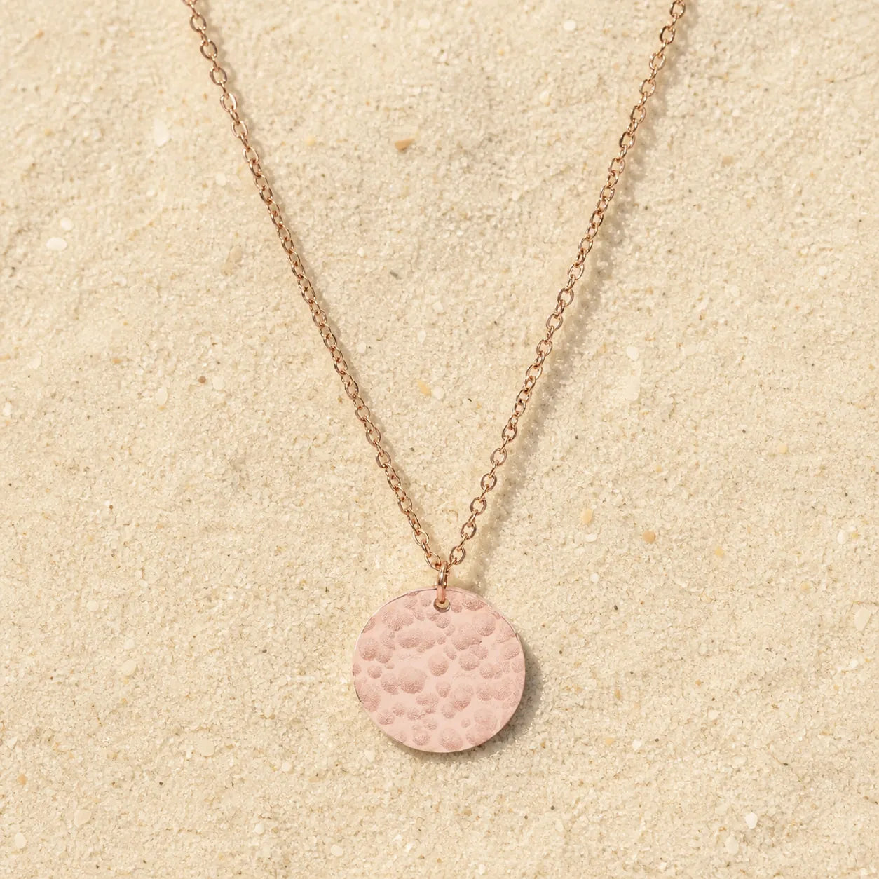 Plate chain rose gold on light sand