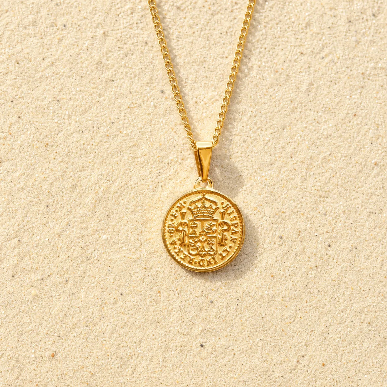 Spanische Münzkette Gold Edelstahl on light sand