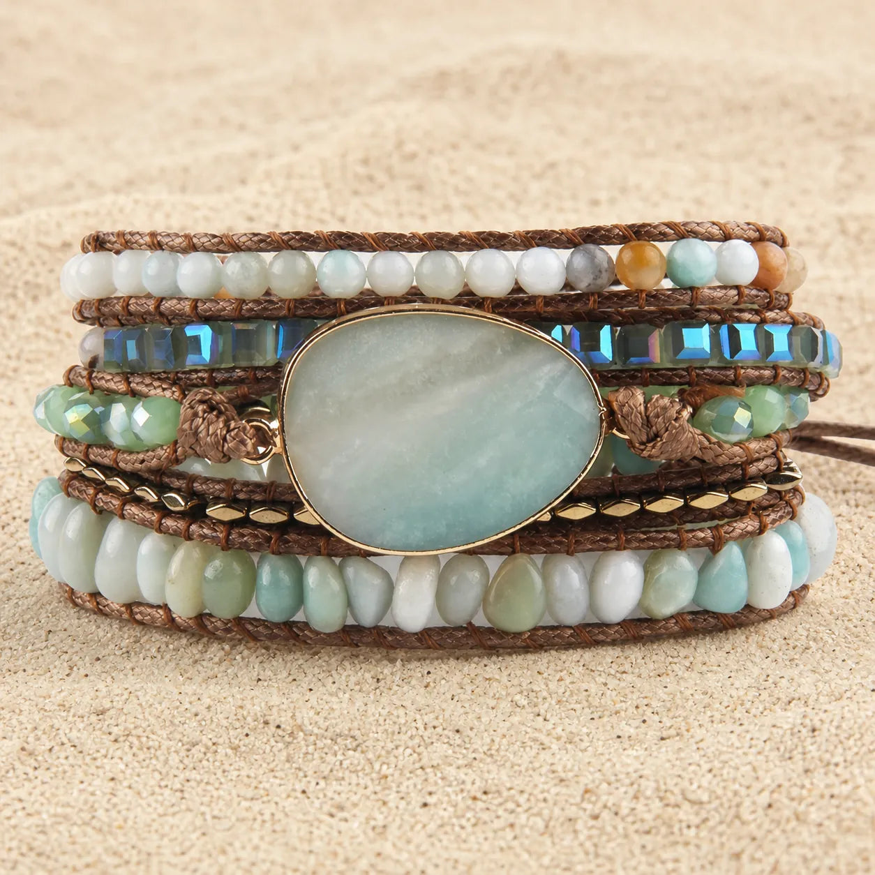 Zen-Garten Wickelarmband in Amazonite-Farbton mit Edelstein-Statement auf hellem Sand