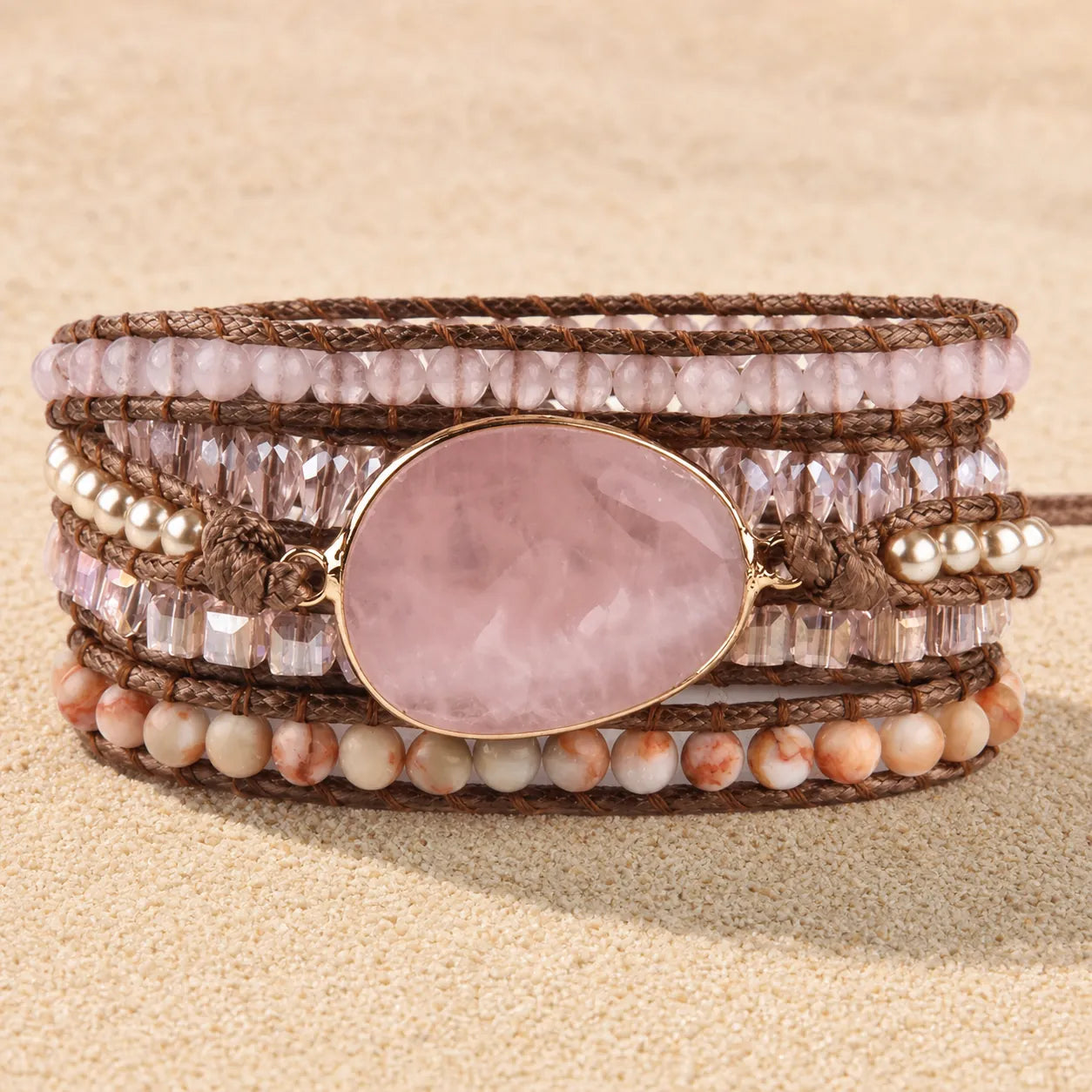 Zen-Garten Wickelarmband in Pink mit Edelstein-Statement auf hellem Sand