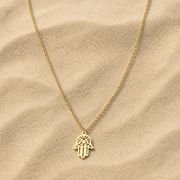 Filigrane Fatima Hand Halskette Gold auf hellem Sand