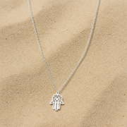 Filigrane Fatima Hand Halskette Silber auf hellem Sand