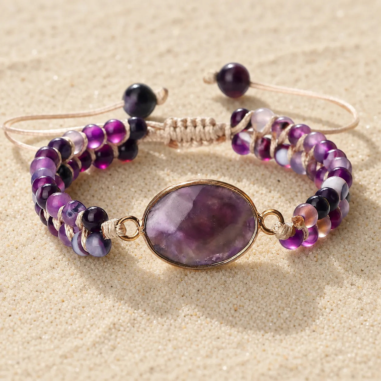 Amethyst Armband Lila Oval Verstellbar auf hellem Sand