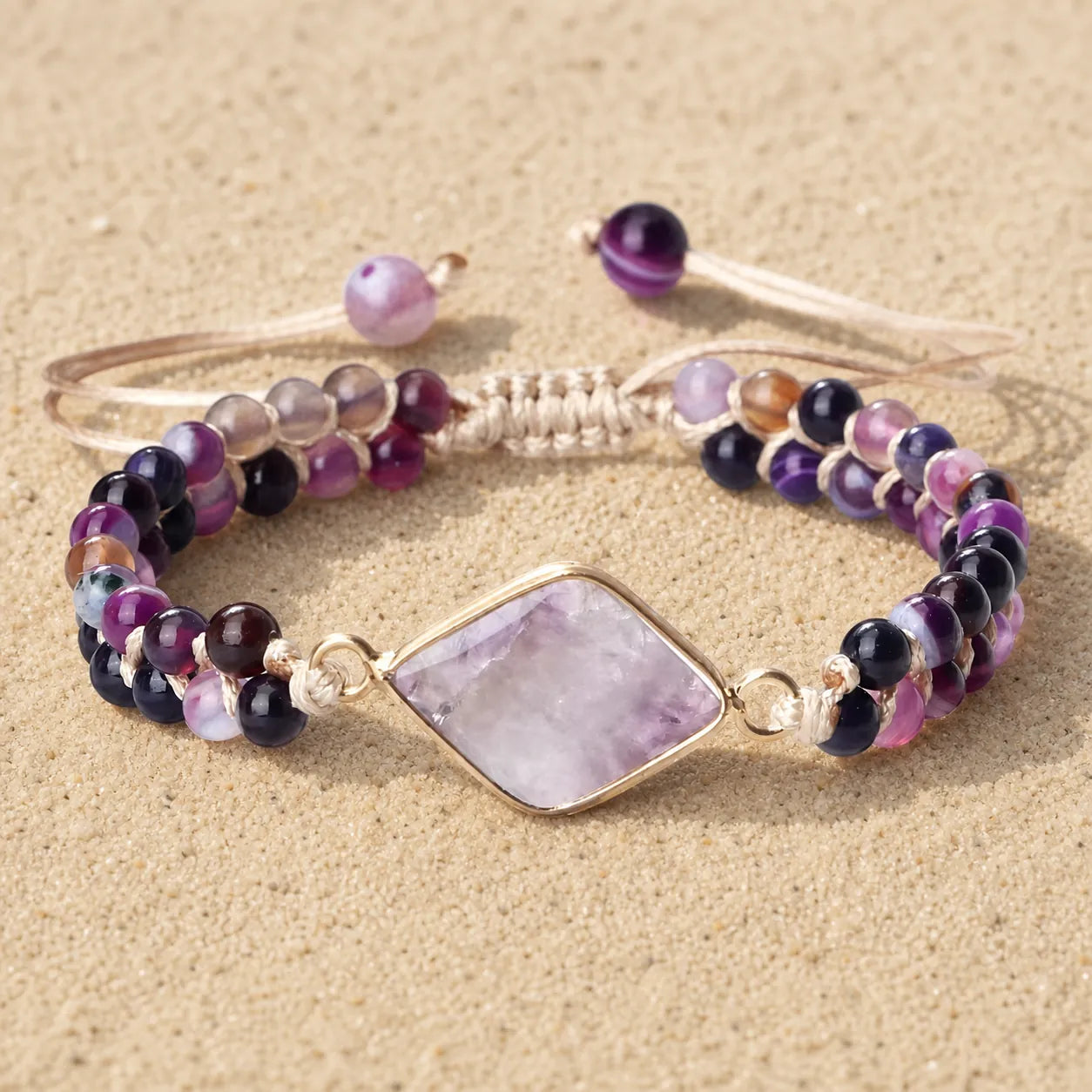 Amethyst Armband Lila Rhombus Verstellbar on light sand