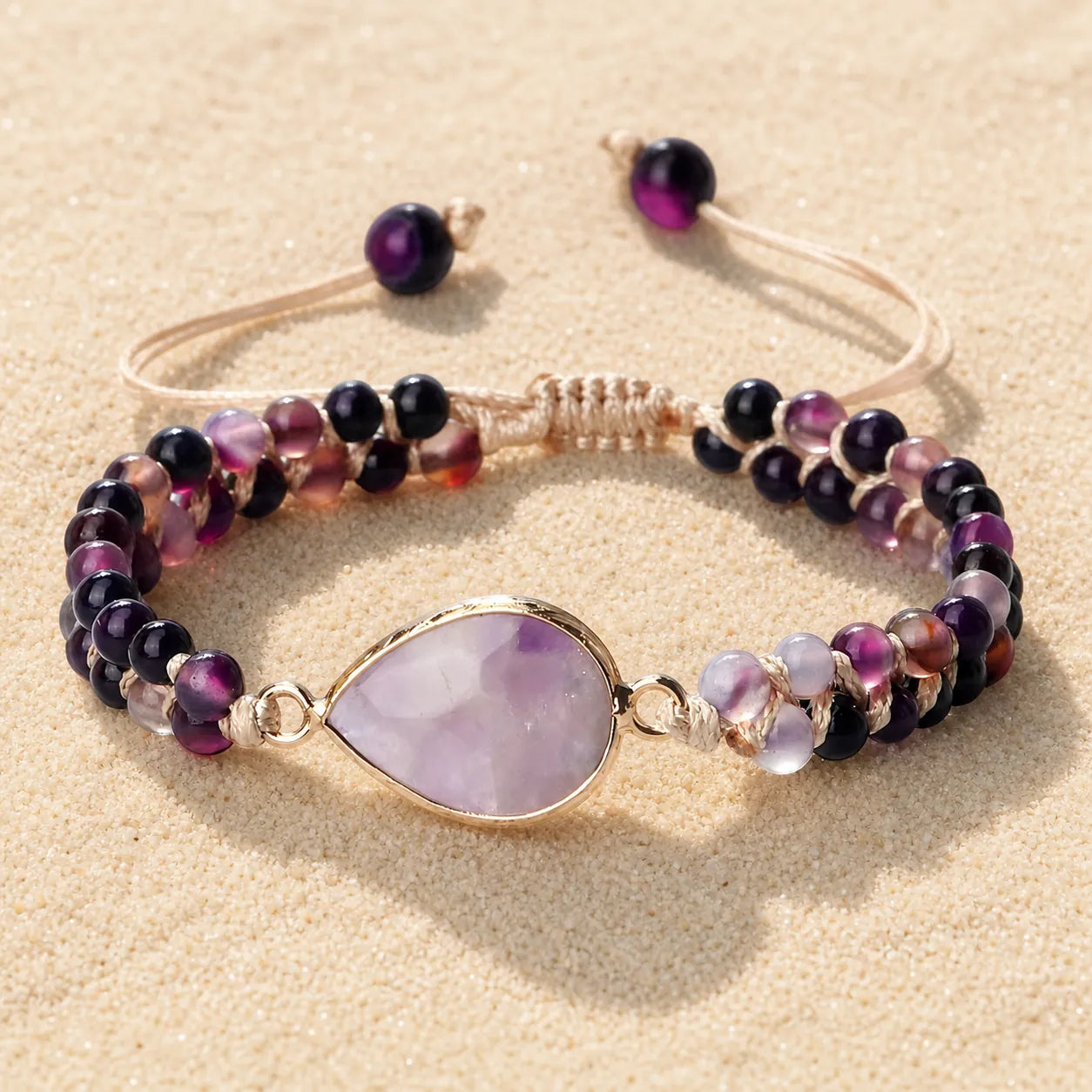 Amethyst Naturstein Armband lila Damen verstellbar on light sand