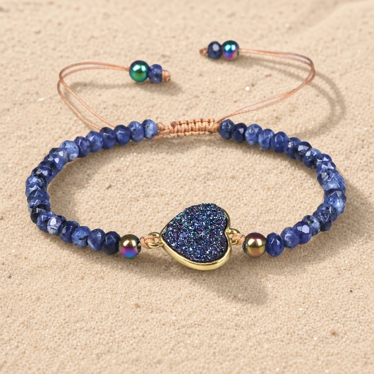 Blaues Herz Armband on light sand