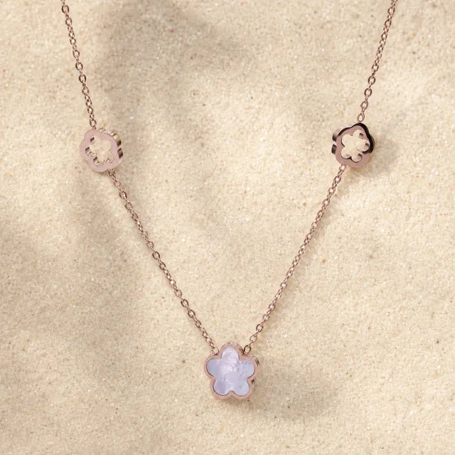Flower necklace rose gold