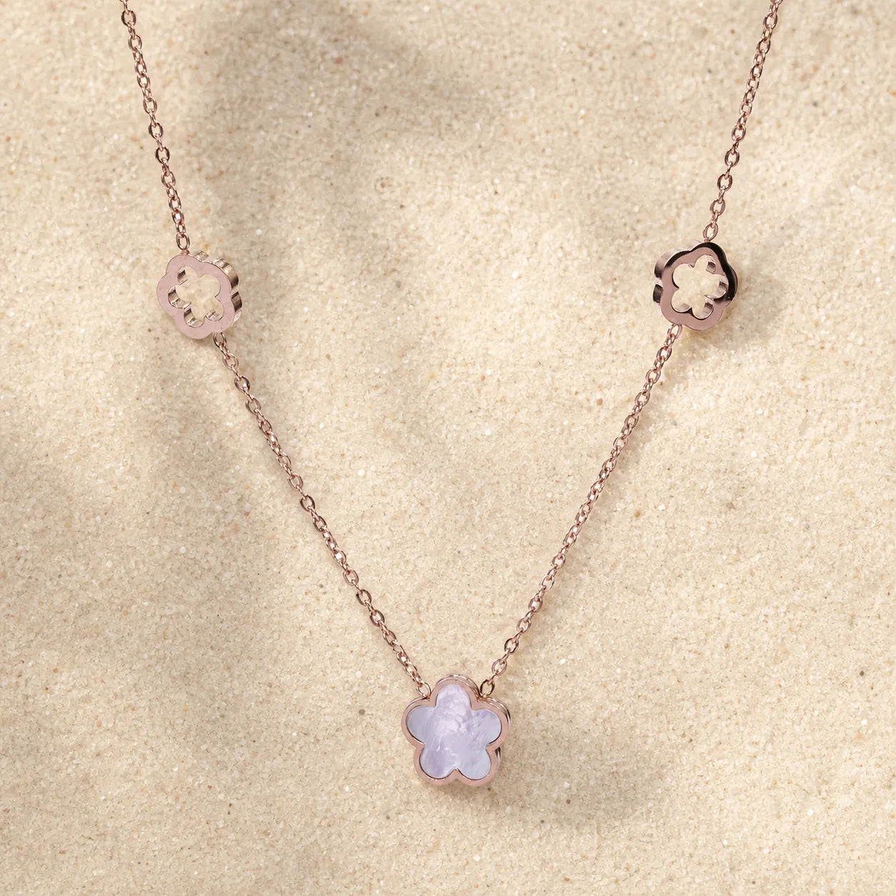 Flower necklace rose gold on light sand