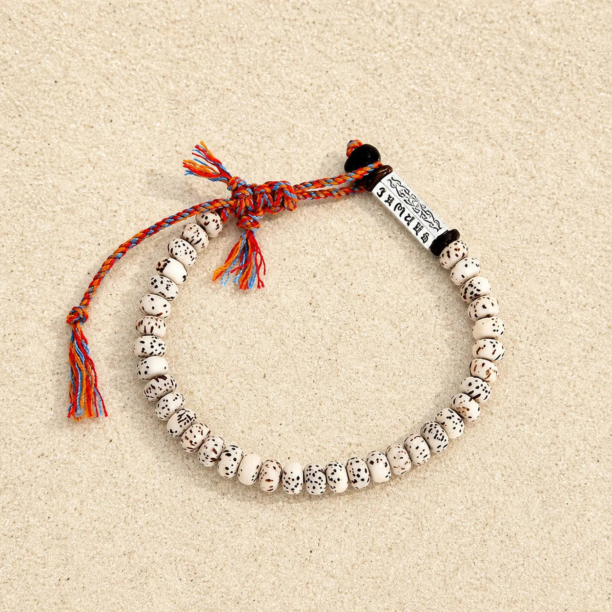 Bodhi handgeknüpftes Perlenarmband on light sand