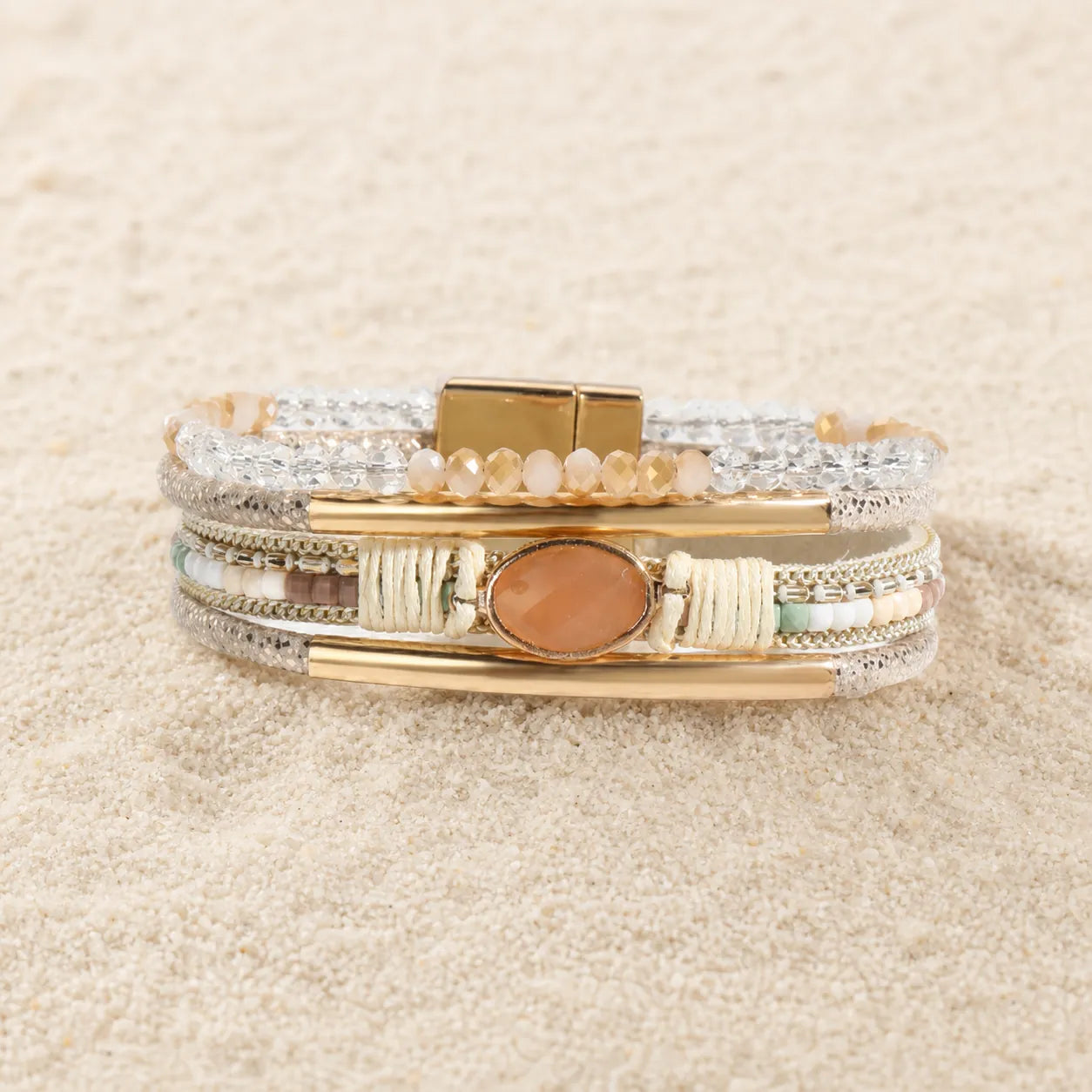 Böhmisches Armband mit Magnetverschluss on light sand