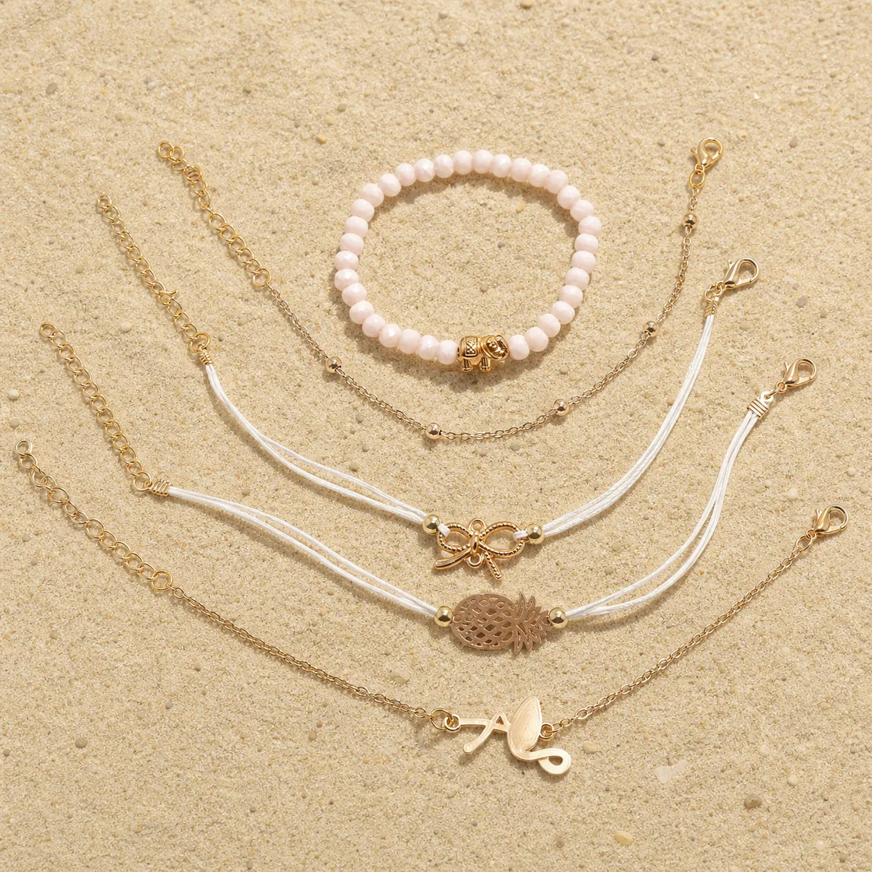 Boho Armband Set Weiß Gold 6-teilig on light sand