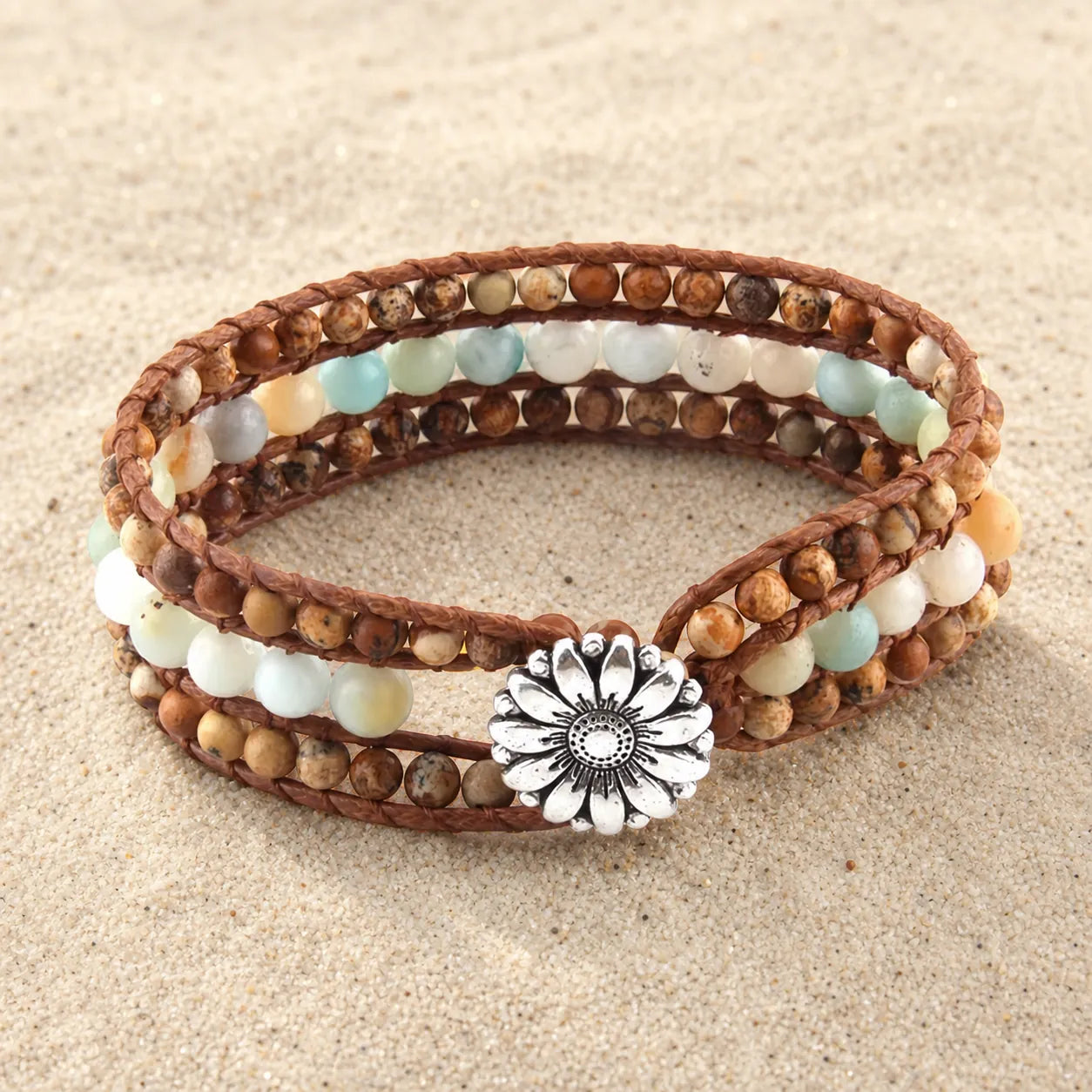 Boho Naturstein Wrap Armband Beige Braun auf hellem Sand