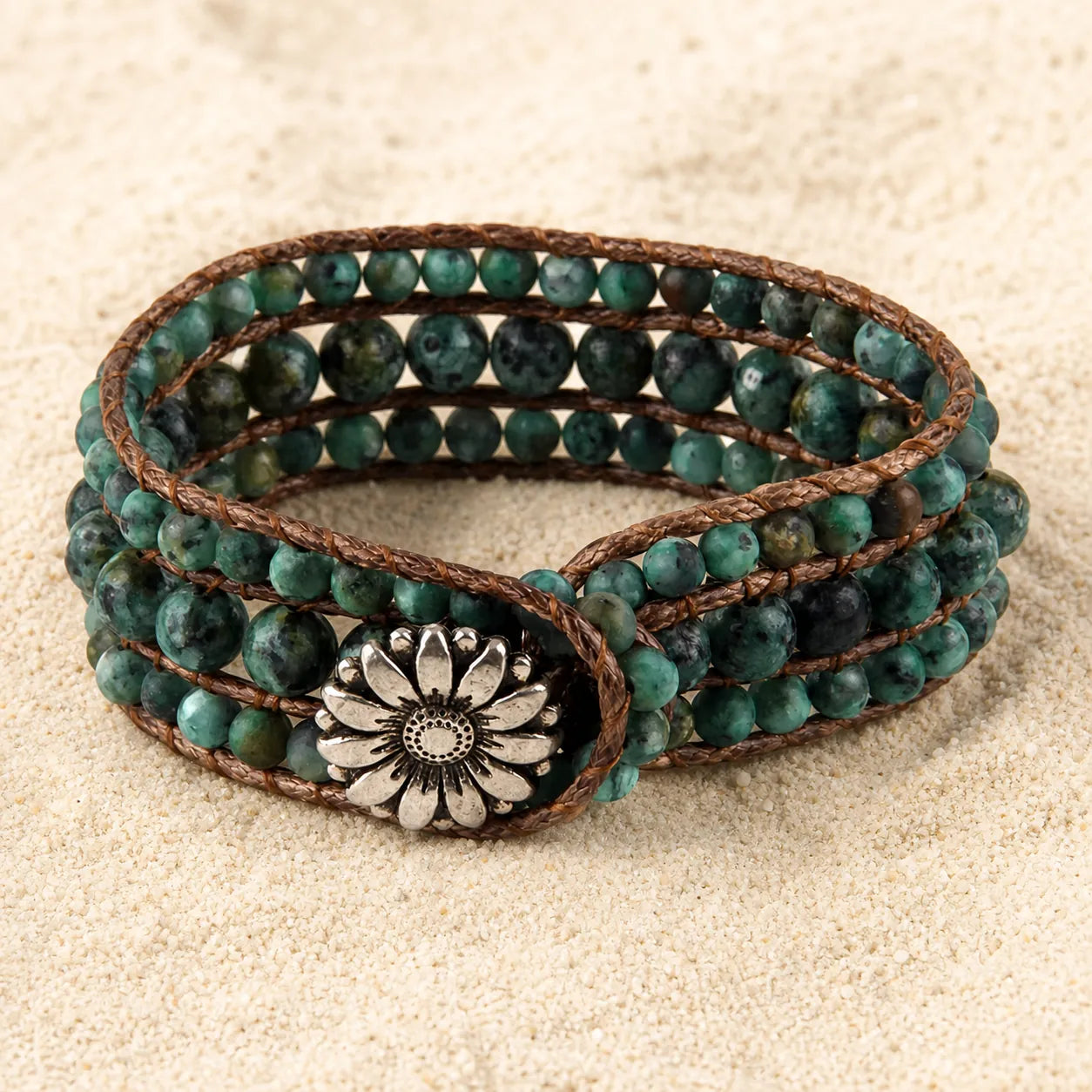 Boho Naturstein Wrap Armband Grün Braun auf hellem Sand