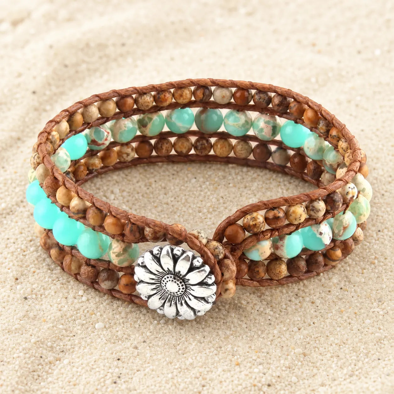 Boho Naturstein Wrap Armband Türkis Braun auf hellem Sand