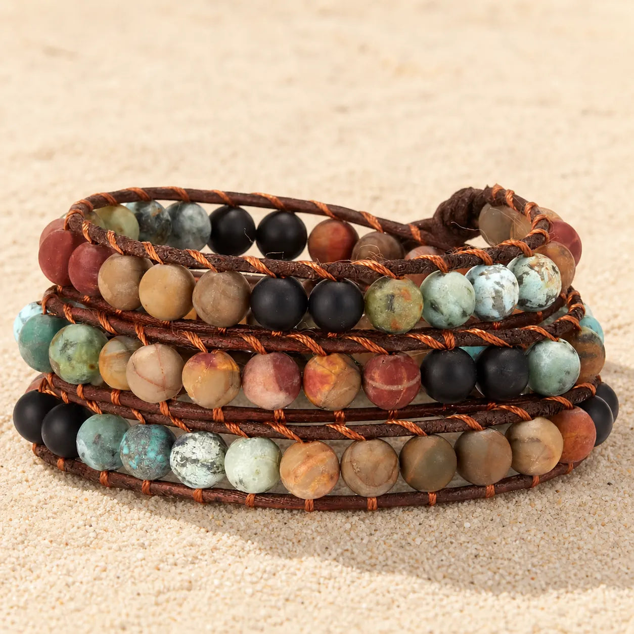 Chakra Naturstein Armband Blume Verstellbar auf hellem Sand