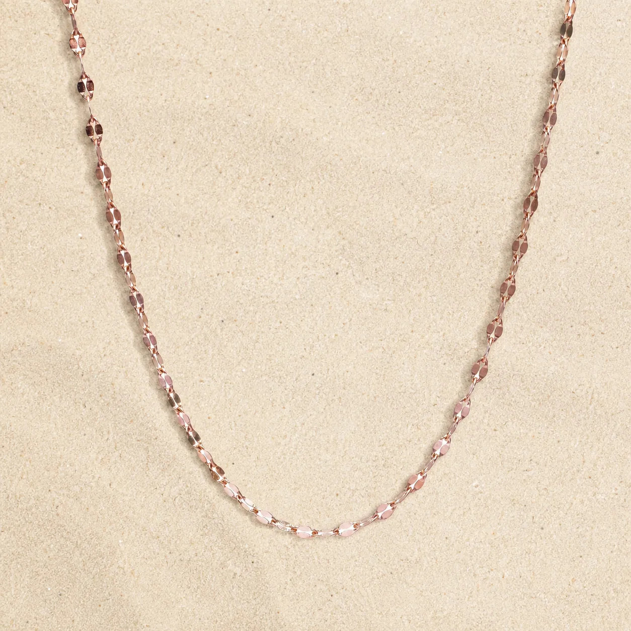 Choker Rosegold auf hellem Sand