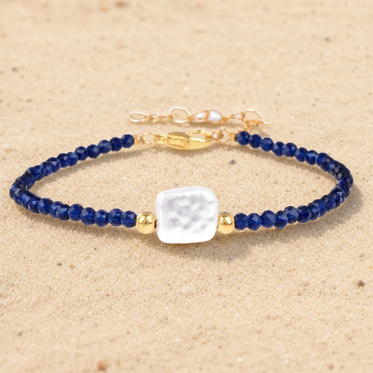 Elegantes Perlen-Armband auf hellem Sand