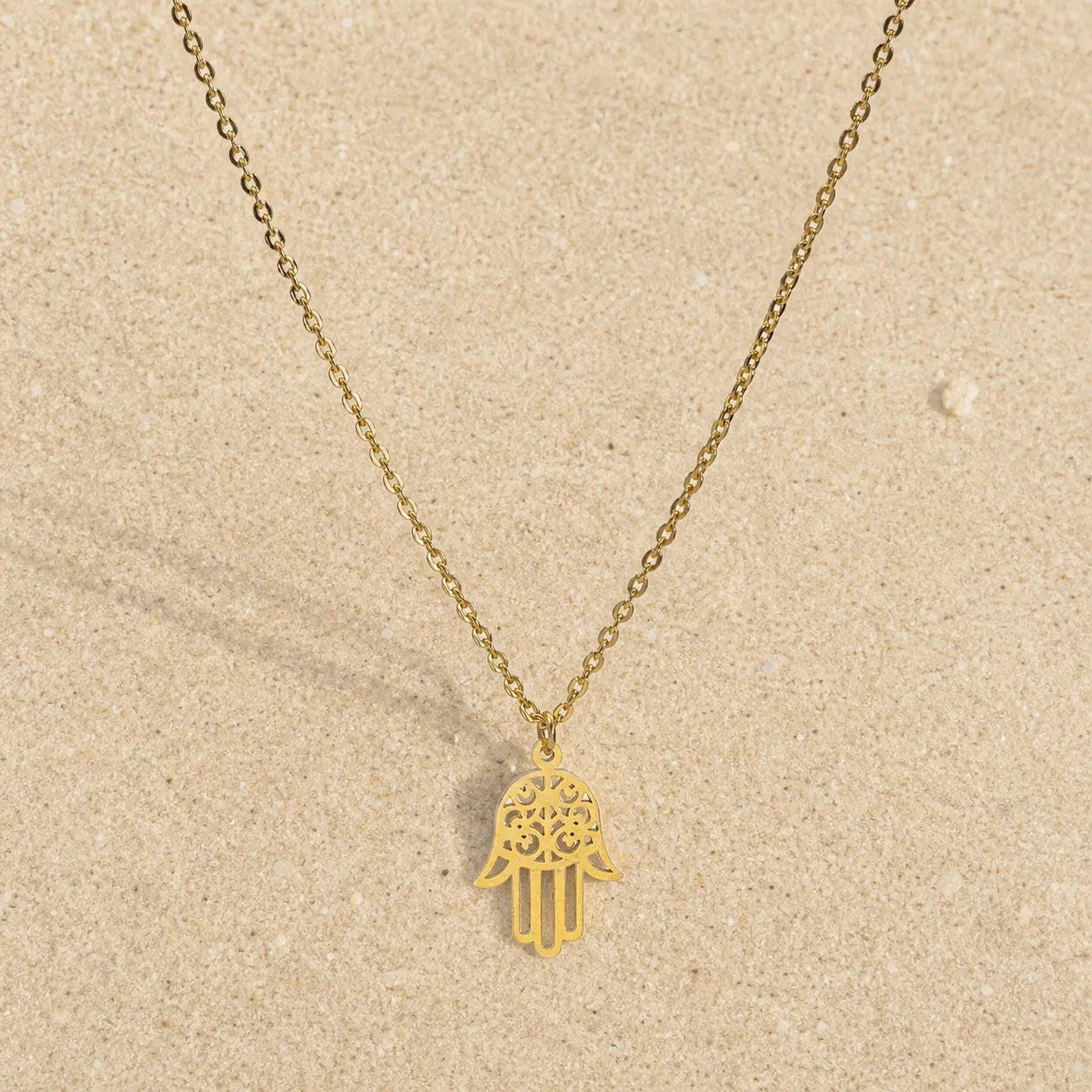 Fatima Hand Halskette Gold on light sand