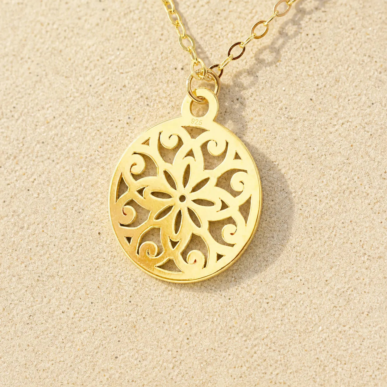 Goldene Mandala Halskette on light sand