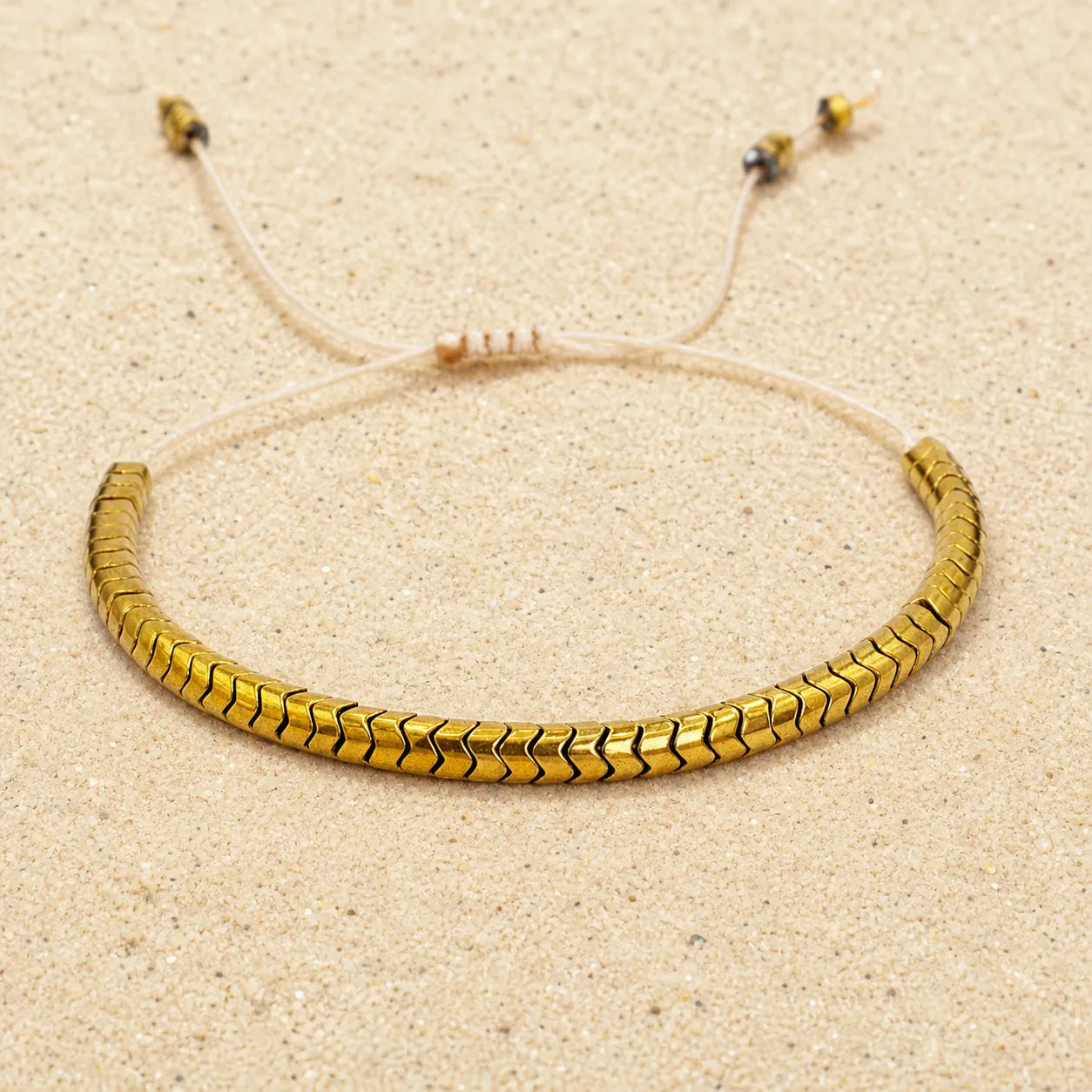 Hämatit Armband auf hellem Sand
