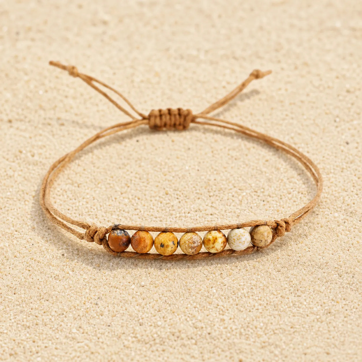 Jaspis Armband auf hellem Sand
