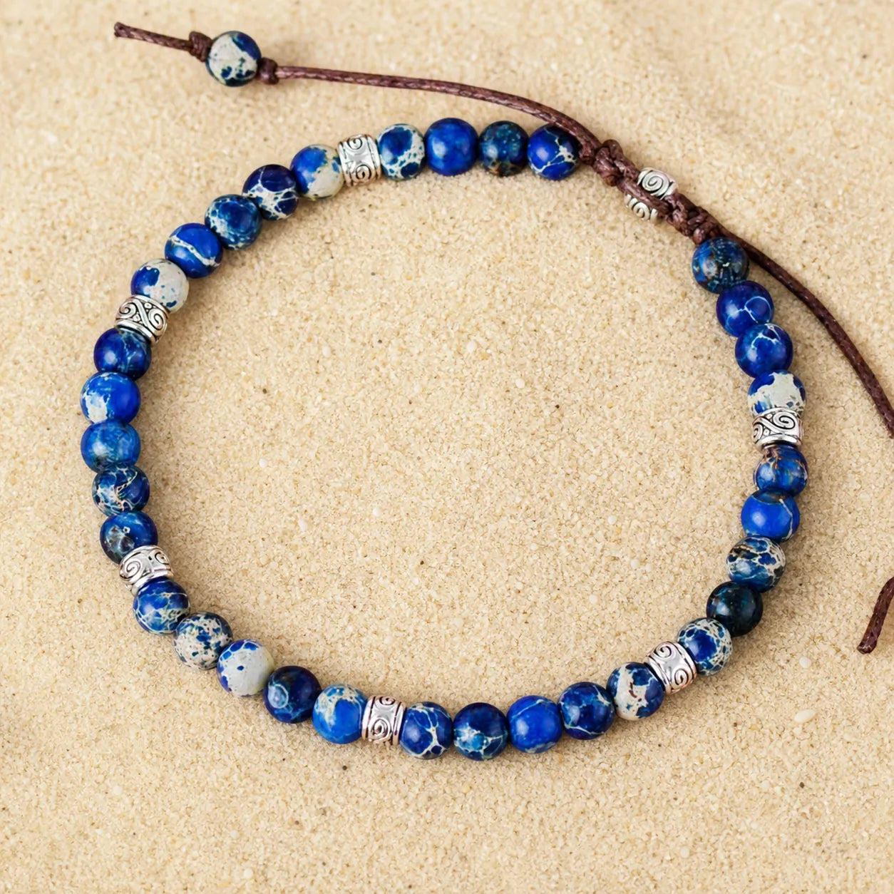 Jaspis Naturstein Armband Blau Verstellbar on light sand