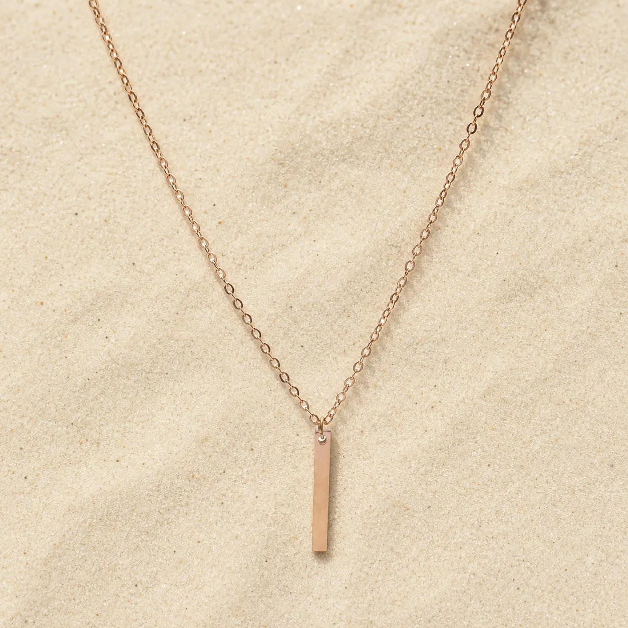 Bar chain rose gold on light sand