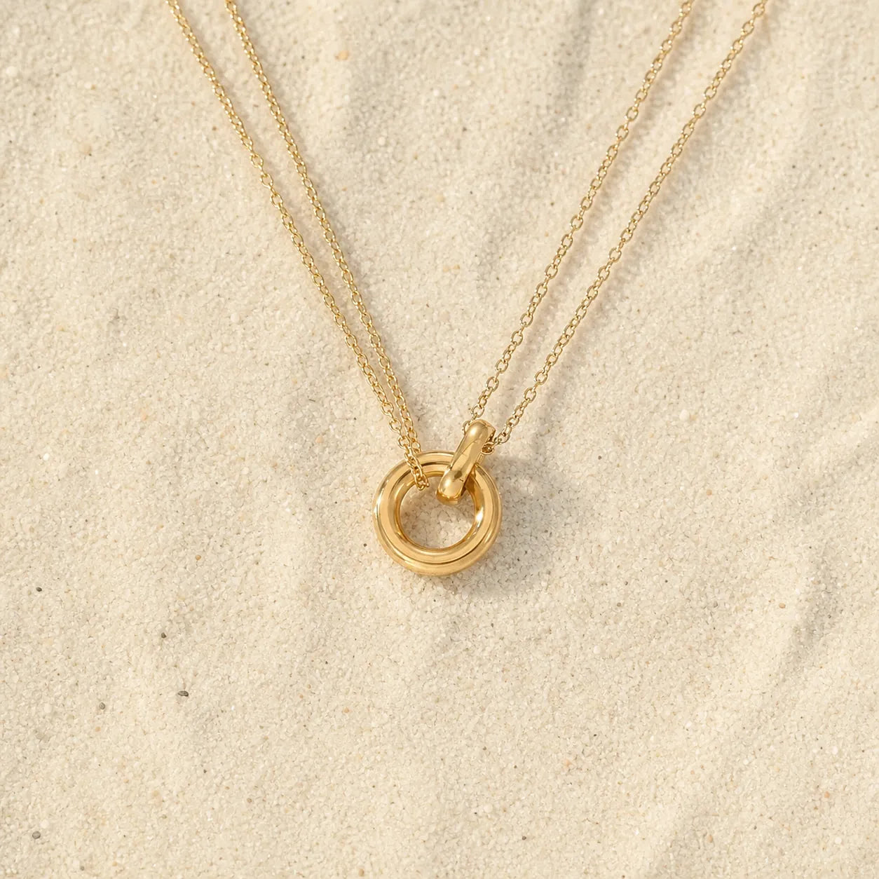 Kreis Halskette Gold on light sand
