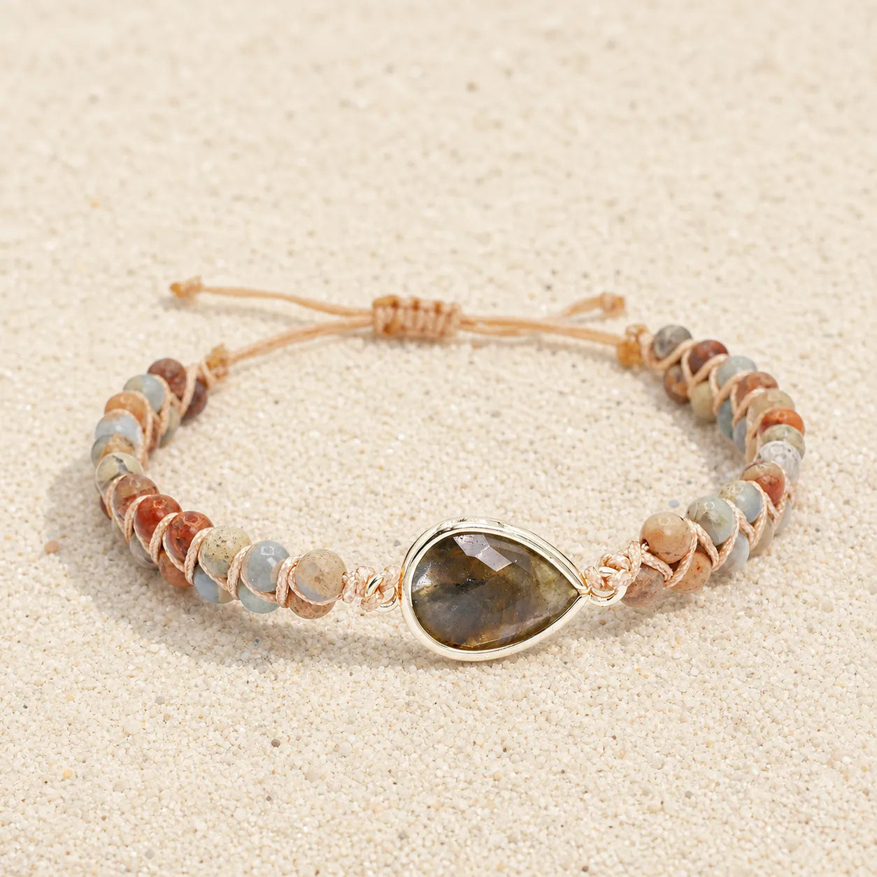 Labradorit Armband auf hellem Sand