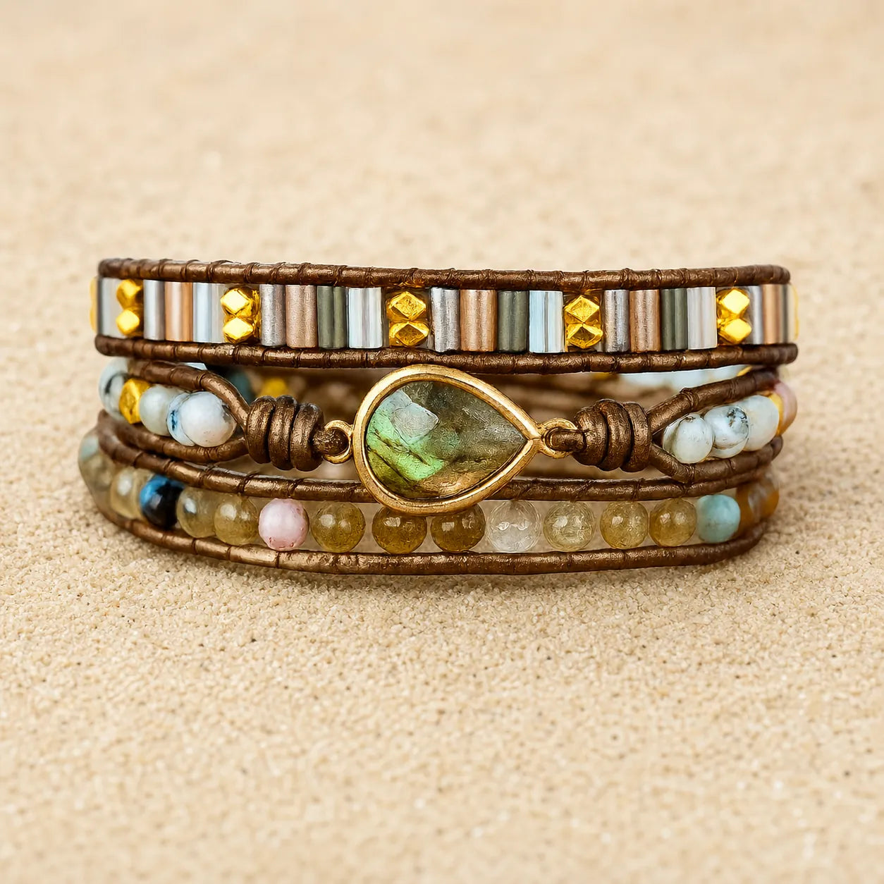 Labradorit Wickelarmband – Handgefertigt aus Naturstein (Gold-Akzente) on light sand