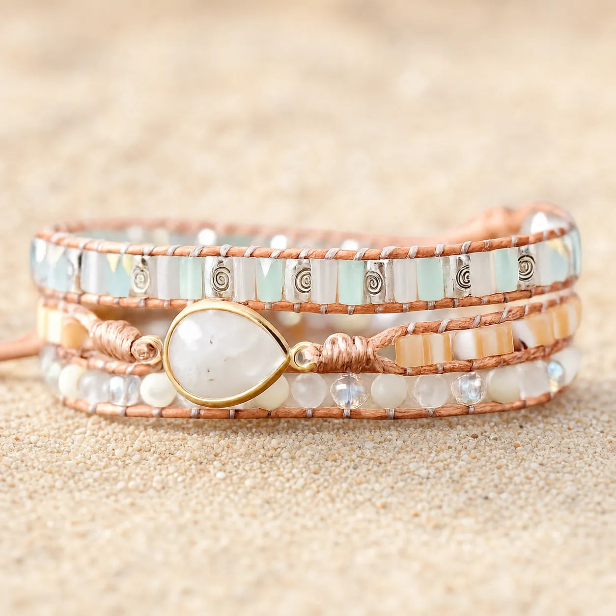 Wickelarmband mit weißem Tropfenstein – Handgefertigt aus Naturstein on light sand