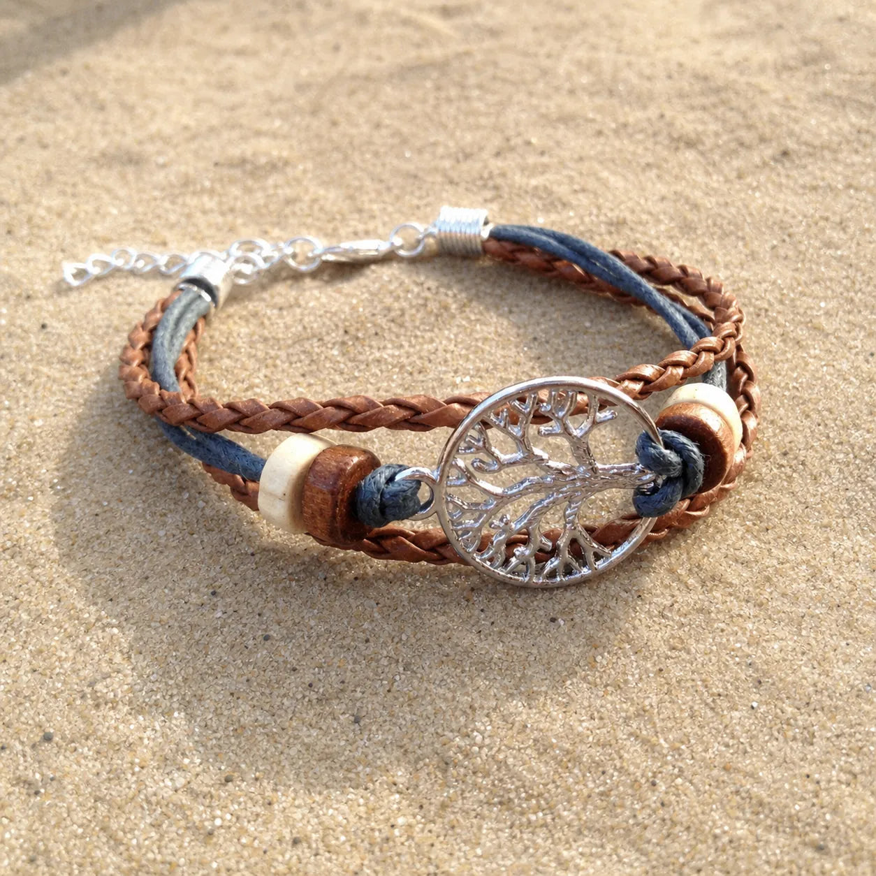 Lebensbaum Armband auf hellem Sand