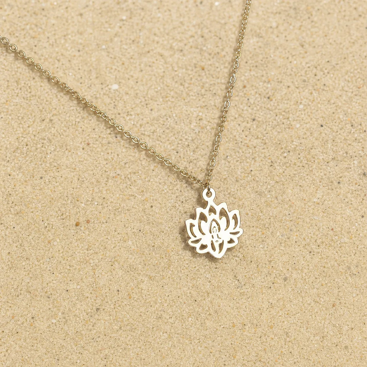 Lotusblüten Kette Silber – Filigraner Blume Anhänger on light sand