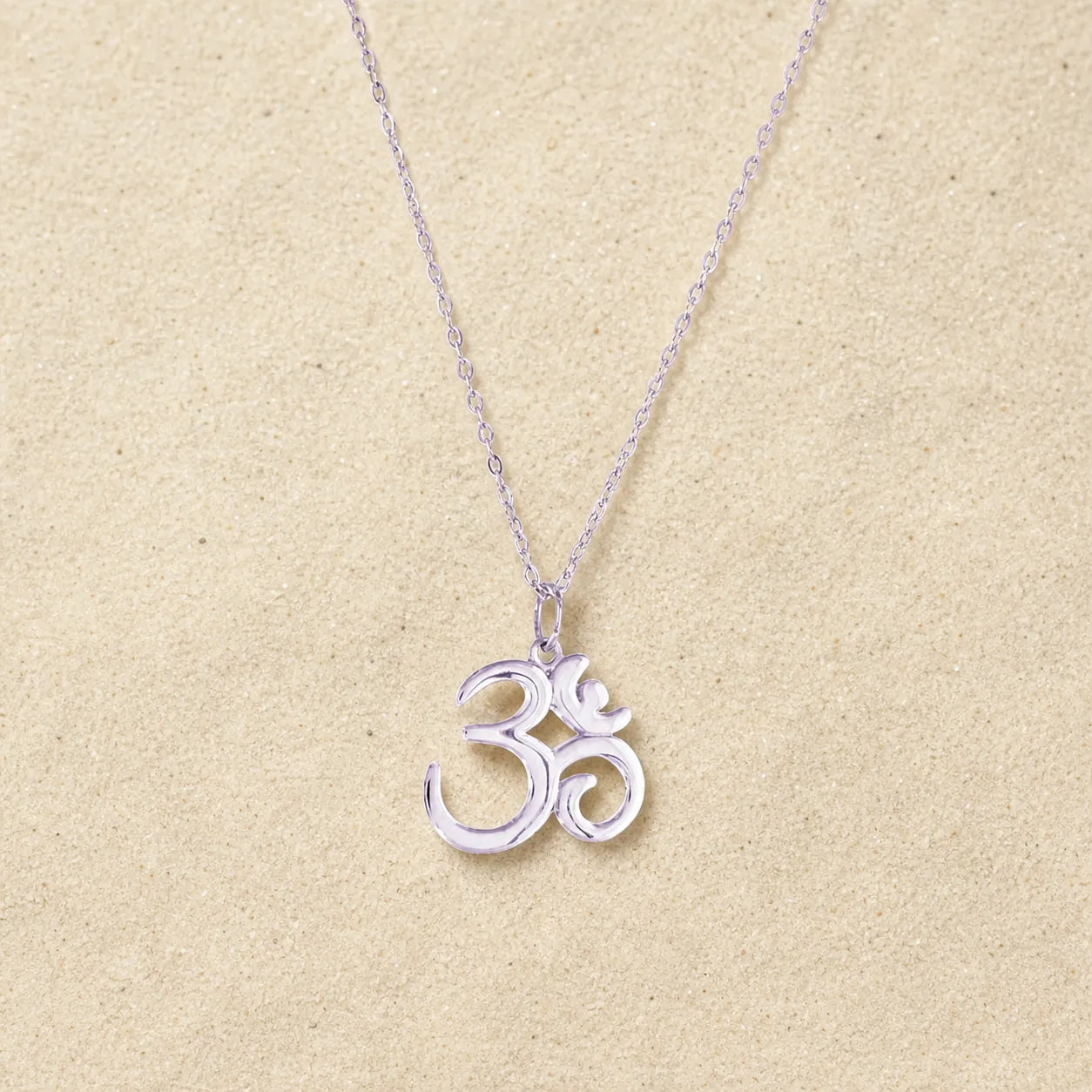 OM Halskette 925 Sterling Silber on light sand