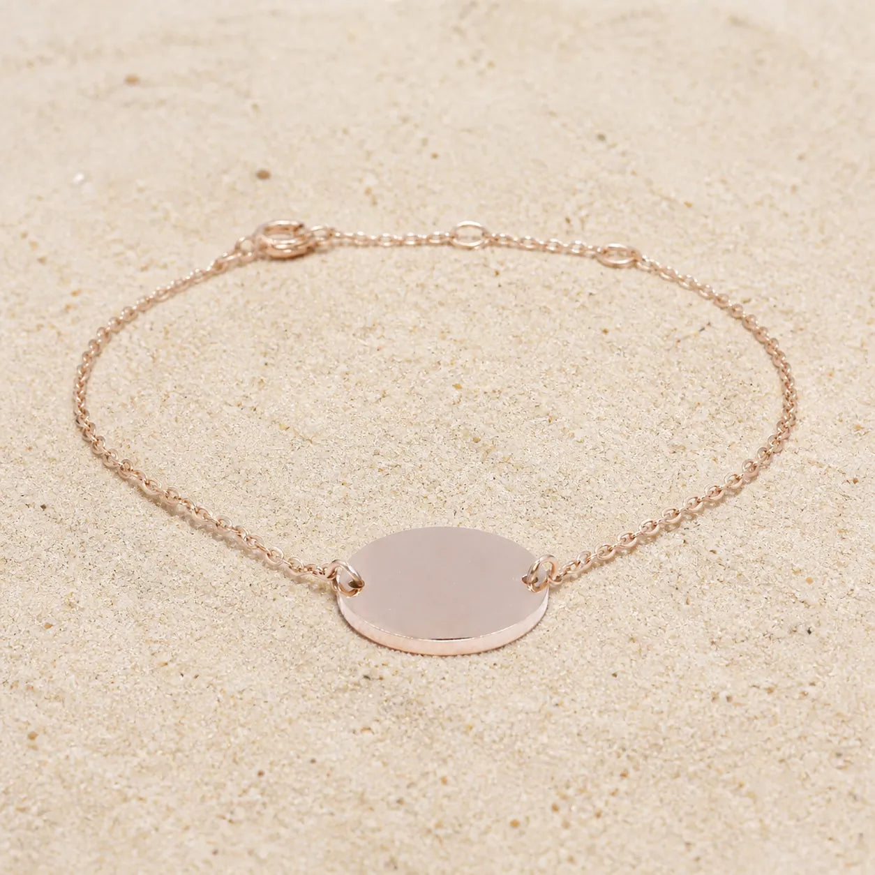 Plate bracelet rose gold on light sand