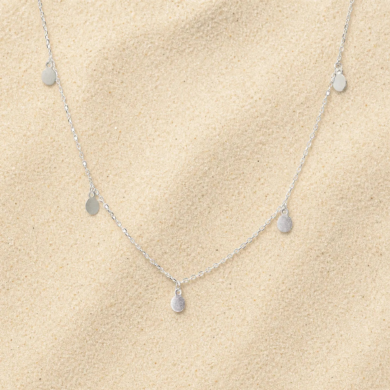 Plate chain silver on light sand