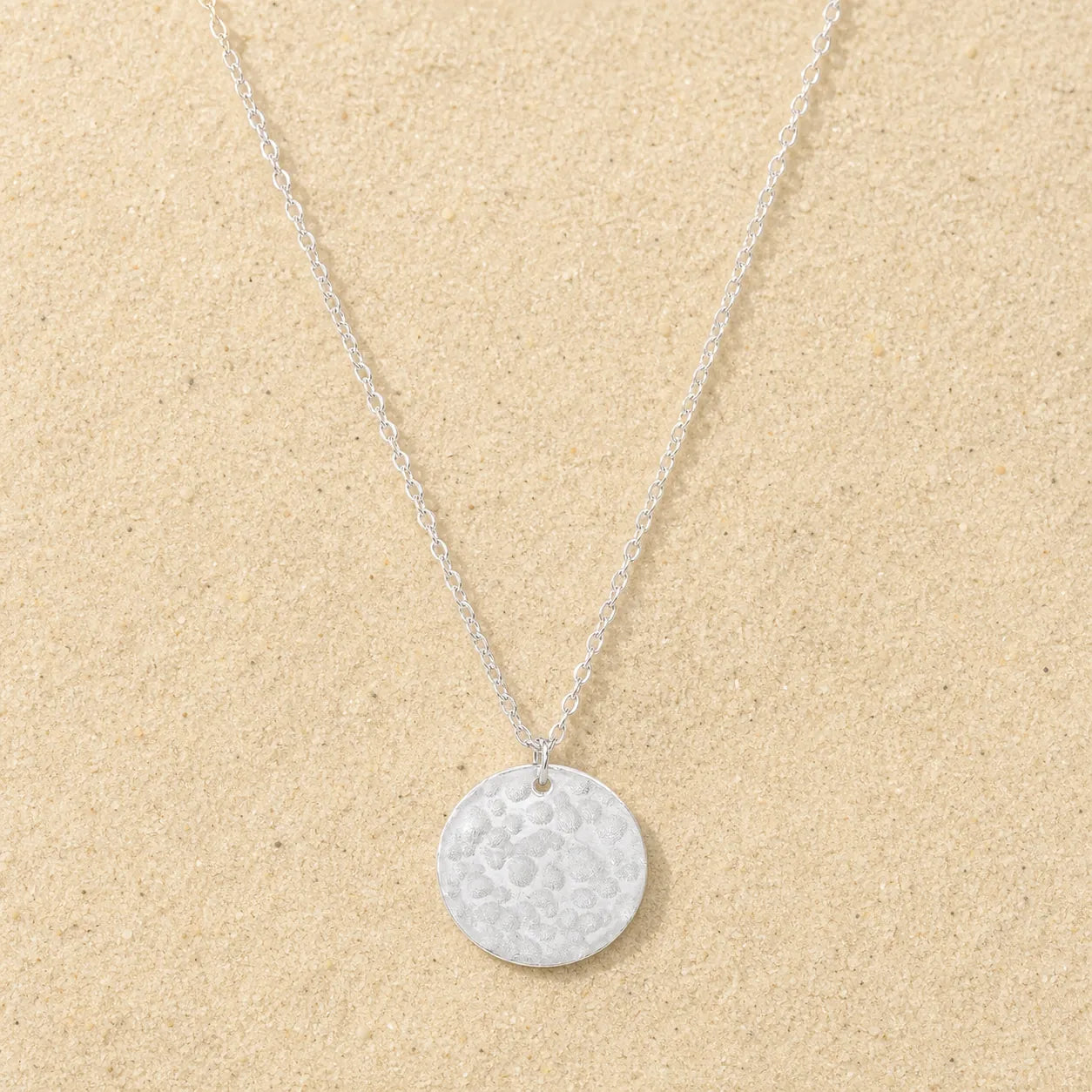 Plate chain silver on light sand