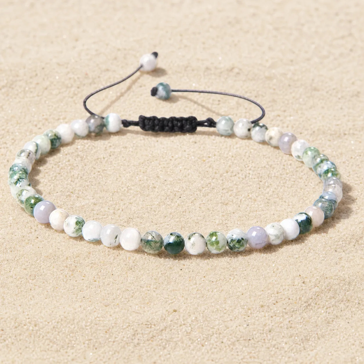 Tree Stripe Agate Boho Armband – Verstellbar, Handgemacht auf hellem Sand